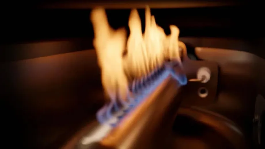 De U-vormige hoofdbrander verwarmt de oven gelijkmatig. De extra booster houdt de steen continu op temperatuur &ndash; ideaal voor meerdere pizza&rsquo;s achter elkaar.