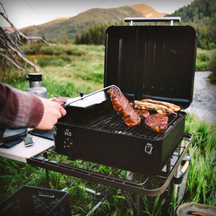 De Digital Arc Controller regelt de temperatuur nauwkeurig via het paneel op de grill. De Keep Warm-modus houdt gerechten op serveertemperatuur wanneer je wacht op de rest. Geen WiFi of app — directe bediening op het apparaat zelf.