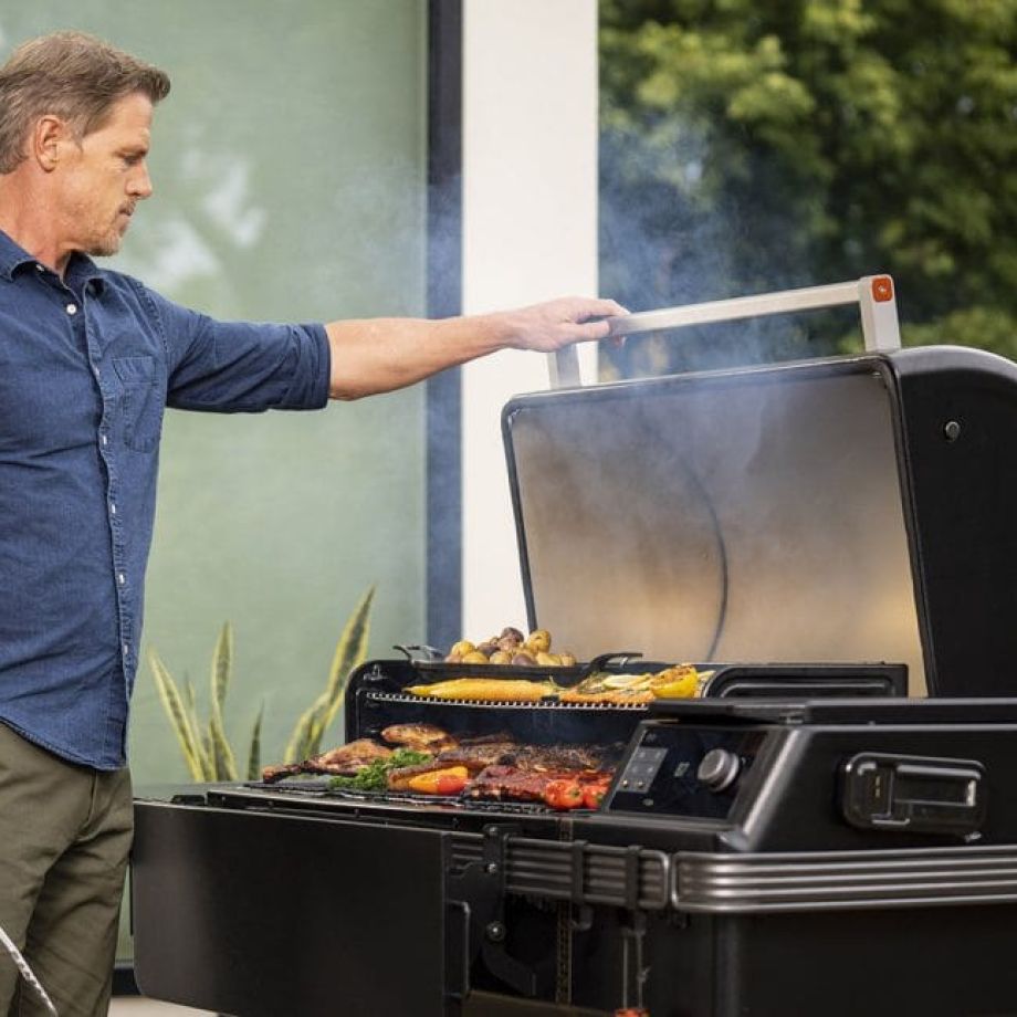 Bij temperaturen onder de 225°C verhoogt de Super Smoke Mode de rookintensiteit automatisch. Nuttig bij long & slow bereidingen waarbij je rookpenetratie in het vlees wilt. Het Downdraft Exhaust-systeem leidt rook langs het vlees in plaats van via het deksel.