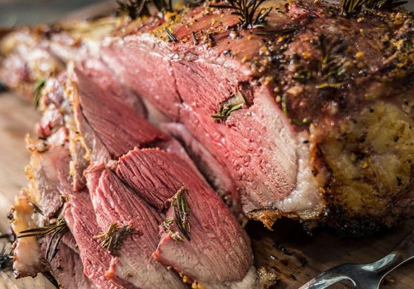 Geroosterde lamsbout van de BBQ