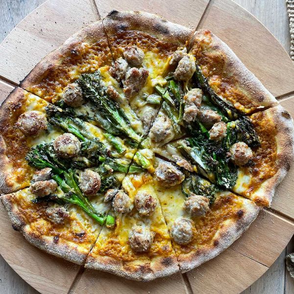 Pizza met venkelworst en bimi