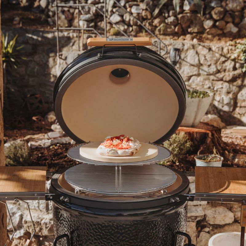 Monolith One.66 kamado bbq met pizzasteen