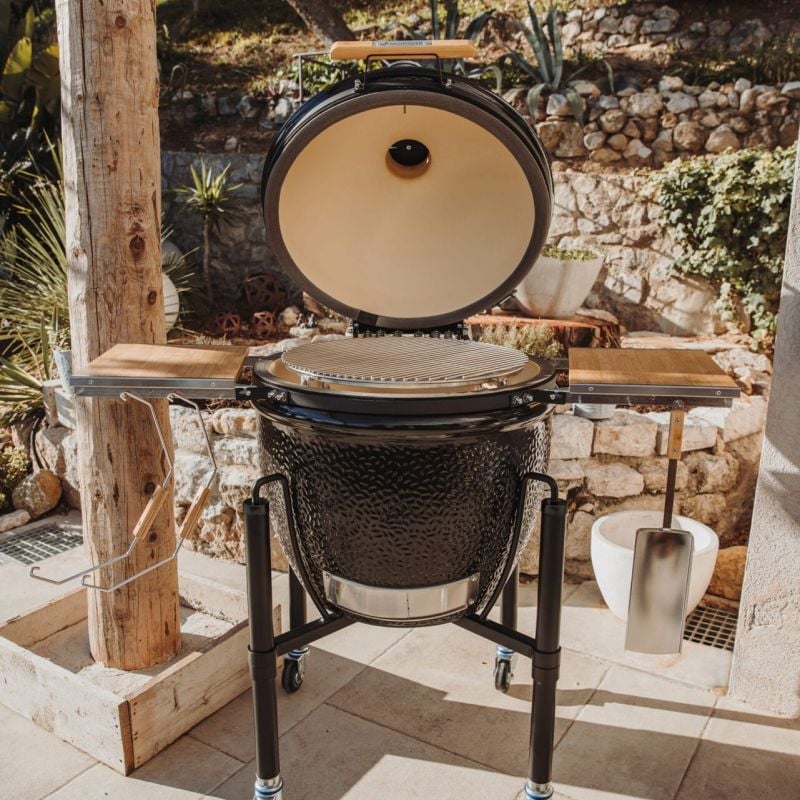 Monolith One.66 kamado bbq geopend