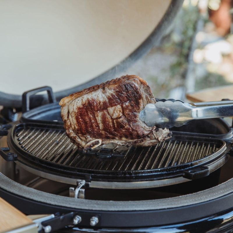 Monolith One.55 gietijzeren griddle biefstuk bakken