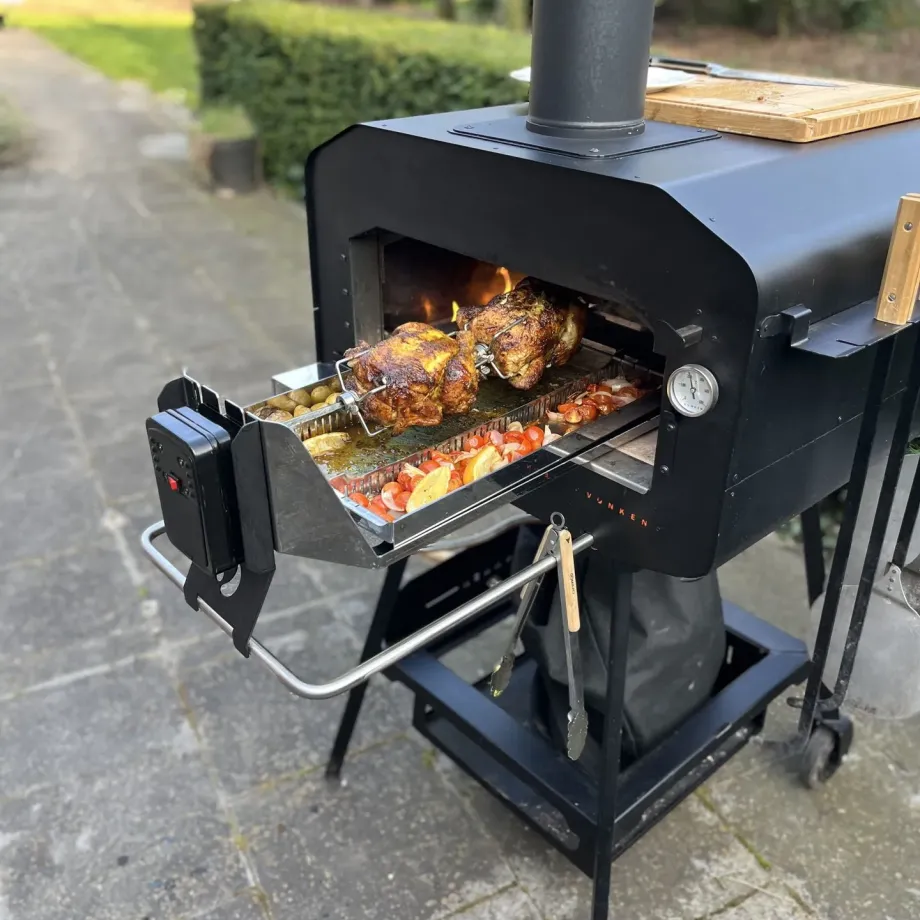 De motor draait continu en heeft een capaciteit van maximaal 8 kg — genoeg voor twee kippen van elk 2 kg.