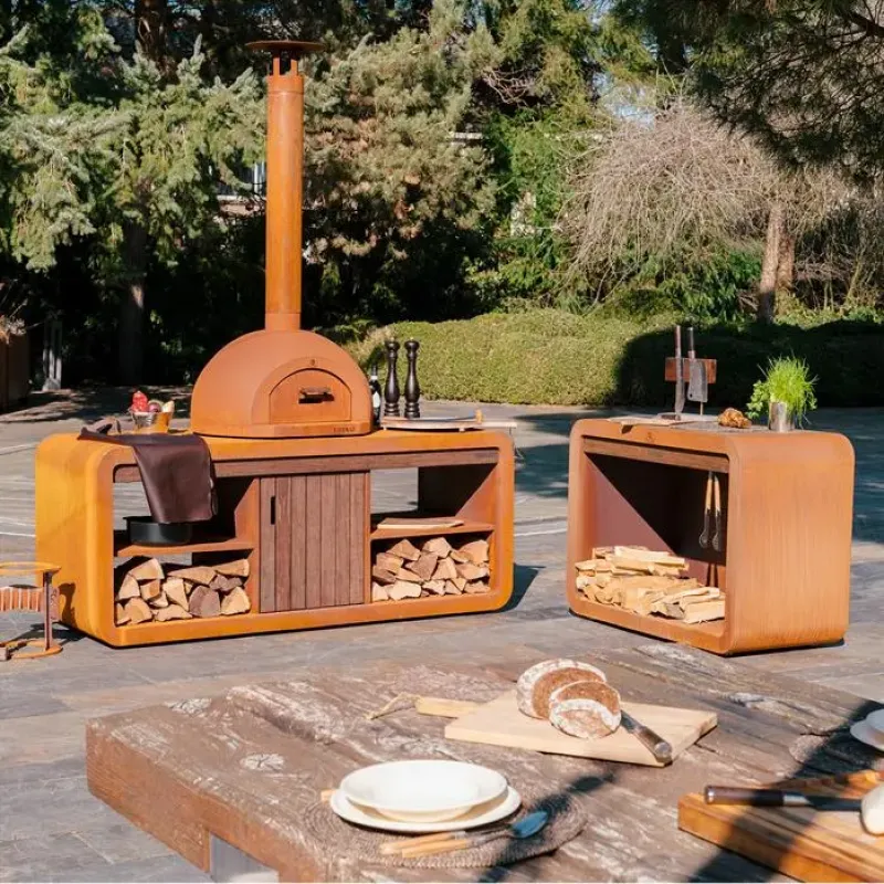 Cortenstaal buitenkeuken van Adezz met houtgestookte pizza oven