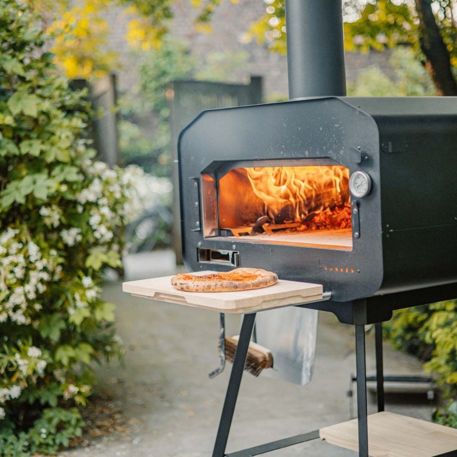 De AirFlow Dynamics-technologie injecteert zuurstof op meerdere plaatsen tegelijk. Op hout of gas zit de Home in 15 minuten op 500°C. De luchtstuurders aan de buitenkant regelen het tempo zelf.