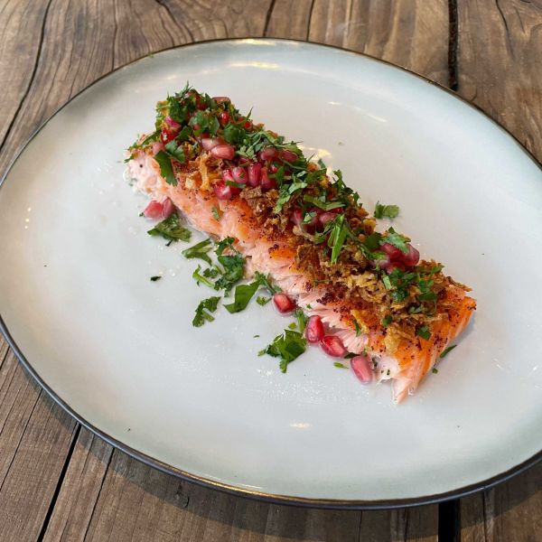 Warmgerookte zalm met sumak, honing en granaatappel