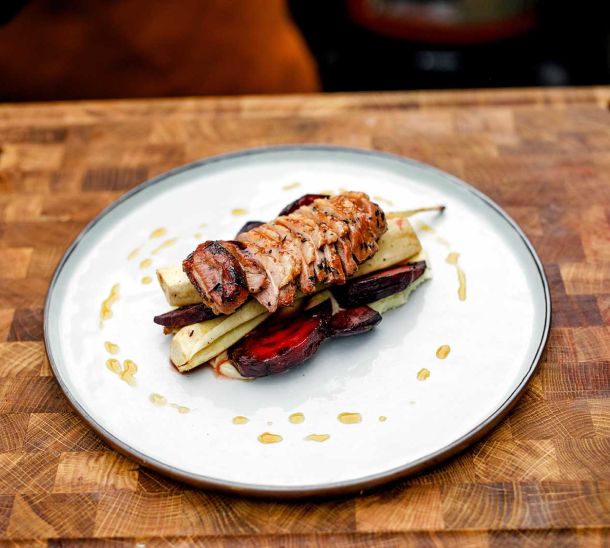 Geroosterde eendenborst met sinaasappel-glazuur, geroosterde pastinaak en bietjes, en aardappel-knolselderijpuree