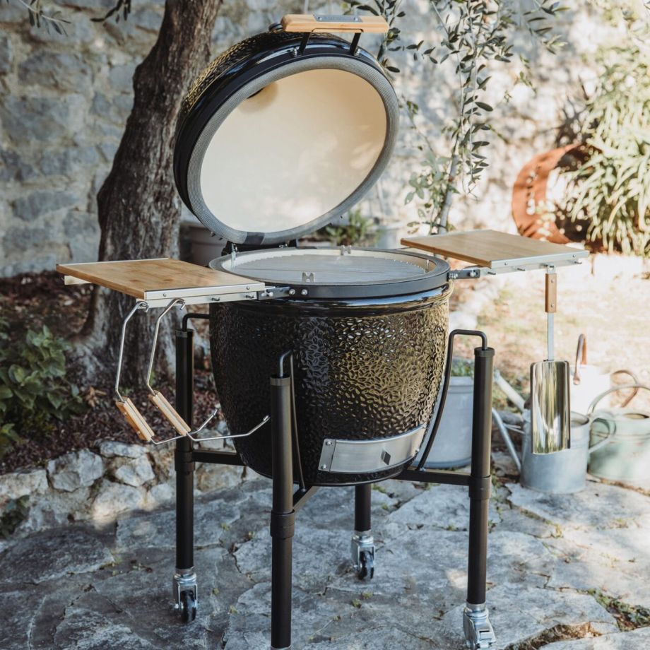 Kamado, SGS, Mono-Lighter, houtskool, rookpellets en beschermhoes in één set.