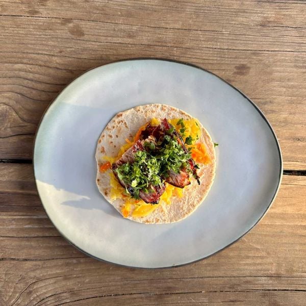 Char siu-tostada met appelstroop en atjar
