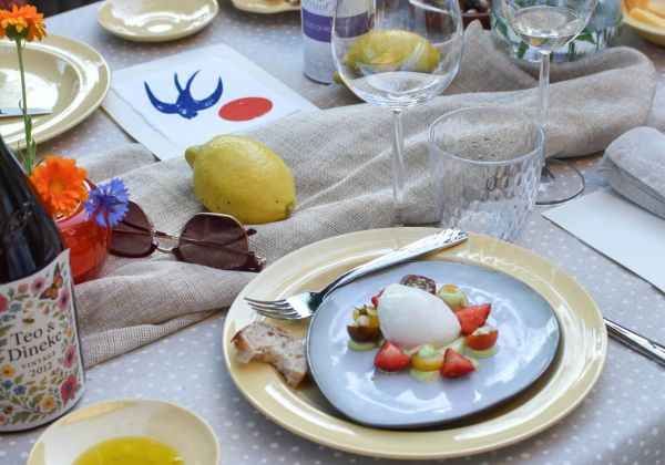 Koudgerookte burrata met tomaat en aardbei