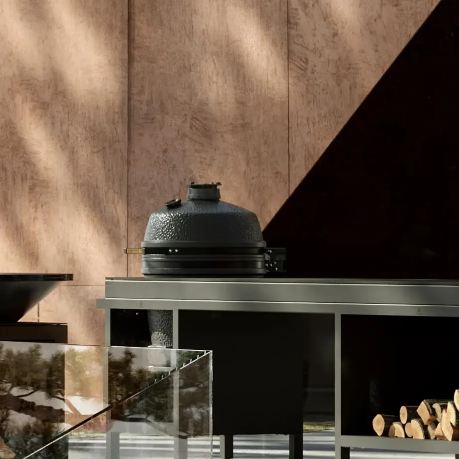 De kamado zit erbij en staat vergrendeld op werkhoogte in de tafel. Ook tijdens verplaatsen blijft hij vast.