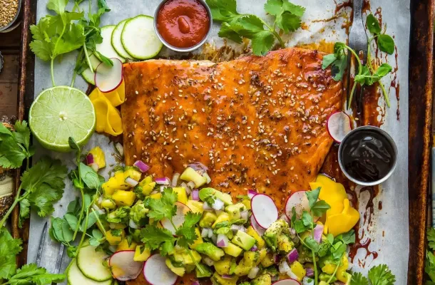 Gegrilde sriracha zalm met avocado-ananas salsa