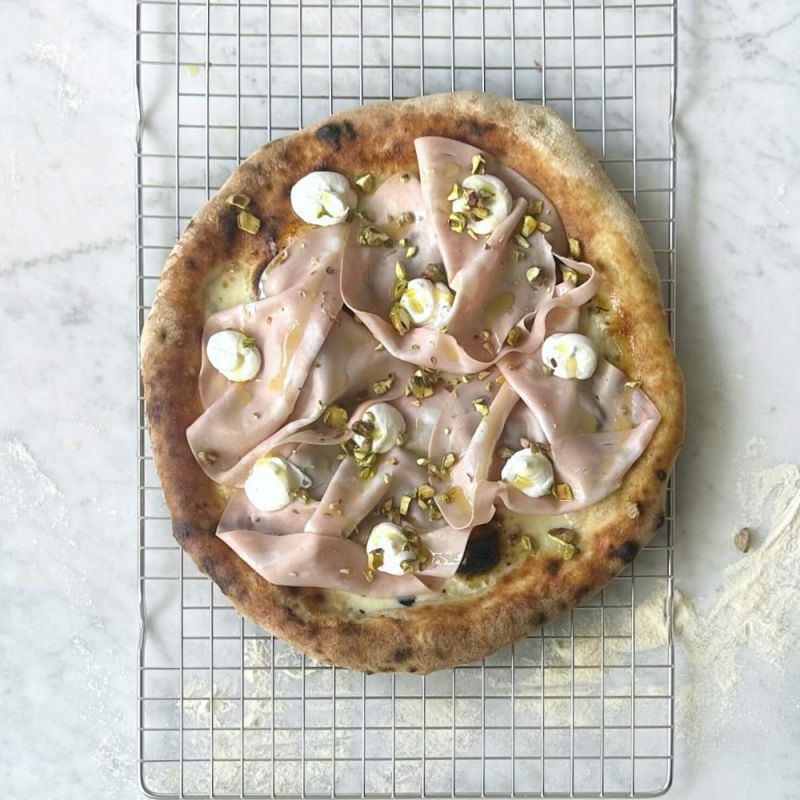 Zelfgemaakte pizza bereid met pizzadeeg bollen van Buiten.studio