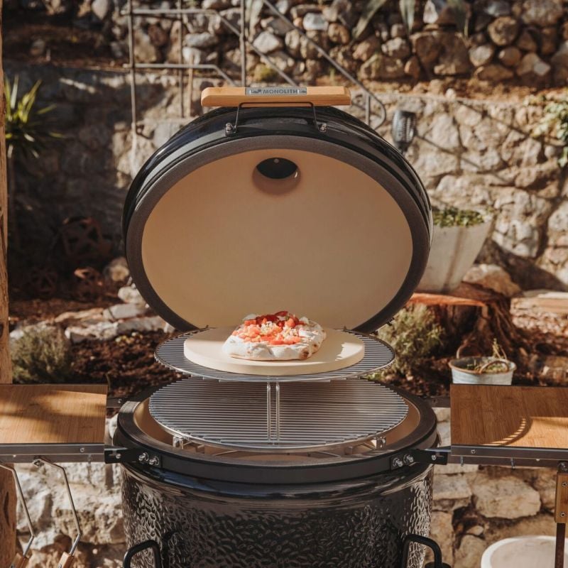 Monolith One.66 kamado bbq met pizzasteen