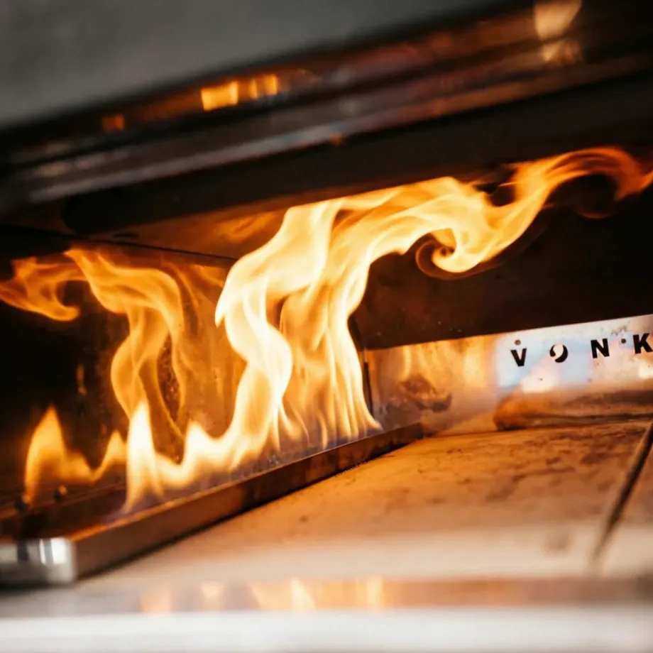 De brander verspreidt een rollende vlam over de volledige ovenbreedte voor gelijkmatige warmteafgifte.