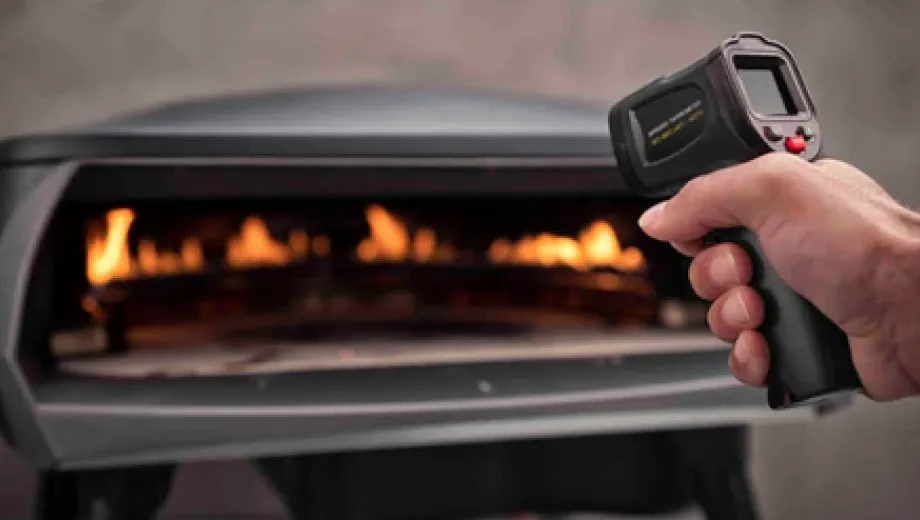 Dankzij de boosterbrander onder de pizzasteen bereikt de oven in slechts 15 minuten een temperatuur van 500 &deg;C &ndash; klaar om te bakken wanneer jij dat bent.