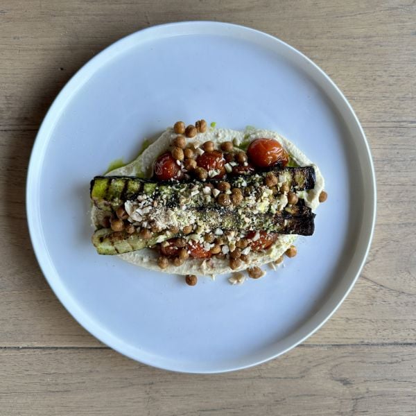 Gegrilde courgette met geroosterde kikkererwten