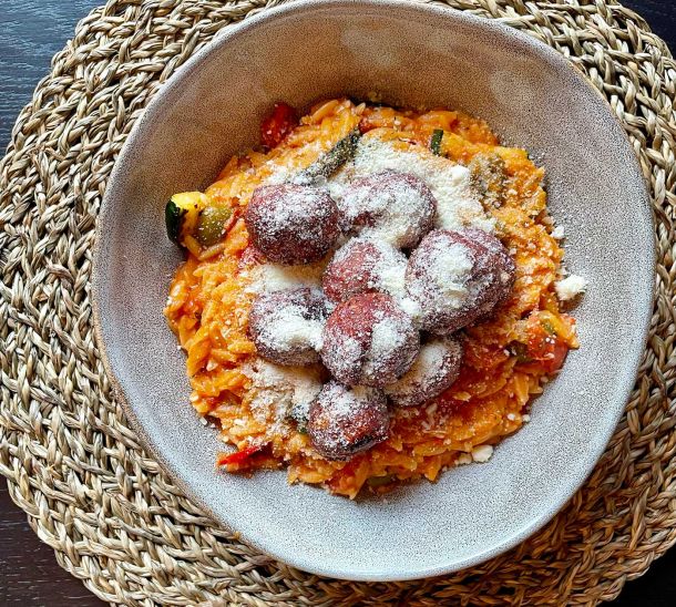 Rundergehaktballetjes met tomaten-orzo van de kamado