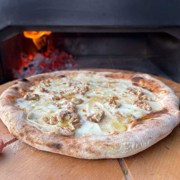 Pizza met peer, gorgonzola en walnoot