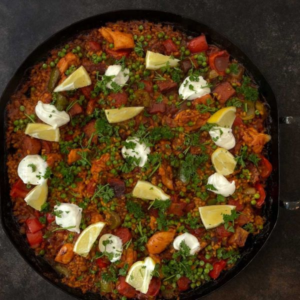 Paella van de BBQ met gerookte brisket