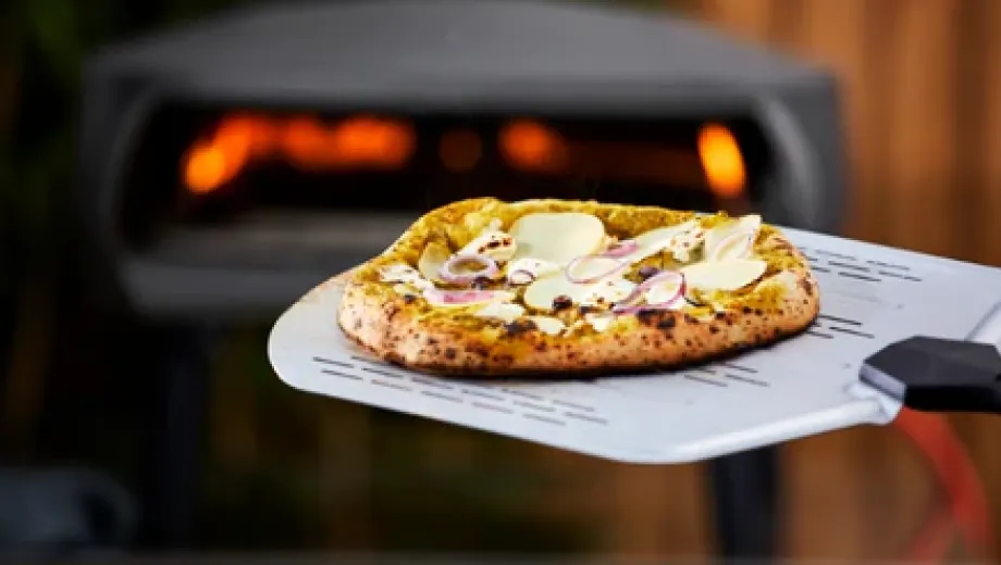 Van deeg tot dampende pizza in minder dan anderhalve minuut. De Etna Rotante houdt het tempo hoog zonder in te leveren op smaak of textuur.