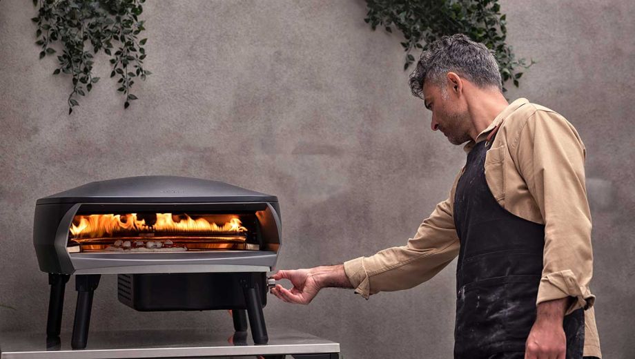 De unieke, draaiende pizzasteen zorgt voor een perfecte, gelijkmatige garing van je pizza. Geen gedraai meer &ndash; w&eacute;l een krokante korst van 360&deg;.