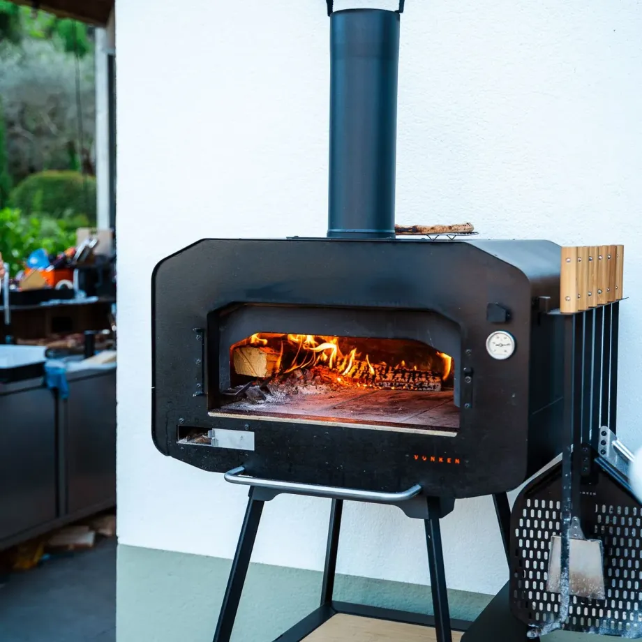 De steenvloer bestaat uit twee lagen chamotte van samen 50 mm dik. De isolatiemantel van 80-90 mm loopt rondom de hele oven, ook aan de onderkant. De buitenkant blijft veilig aanraakbaar bij 500°C binnenin.