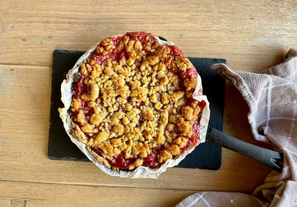 Rabarber-aardbei crumble van de kamado