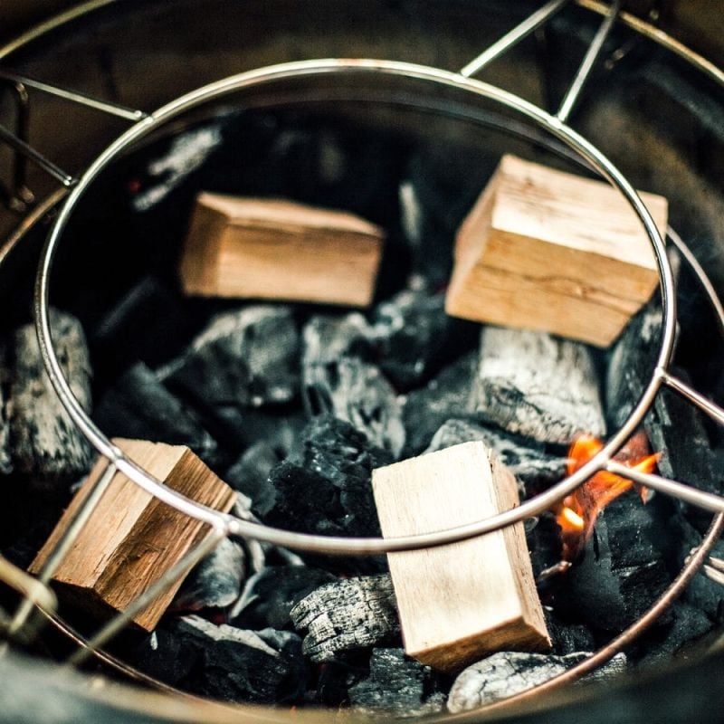 Rookhout chunks van Kamado Joe
