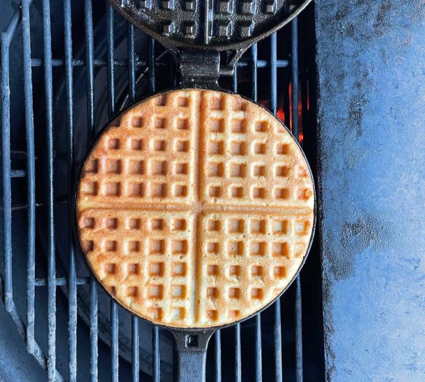 Brusselse wafels van de BBQ met ijs, slagroom en karamel