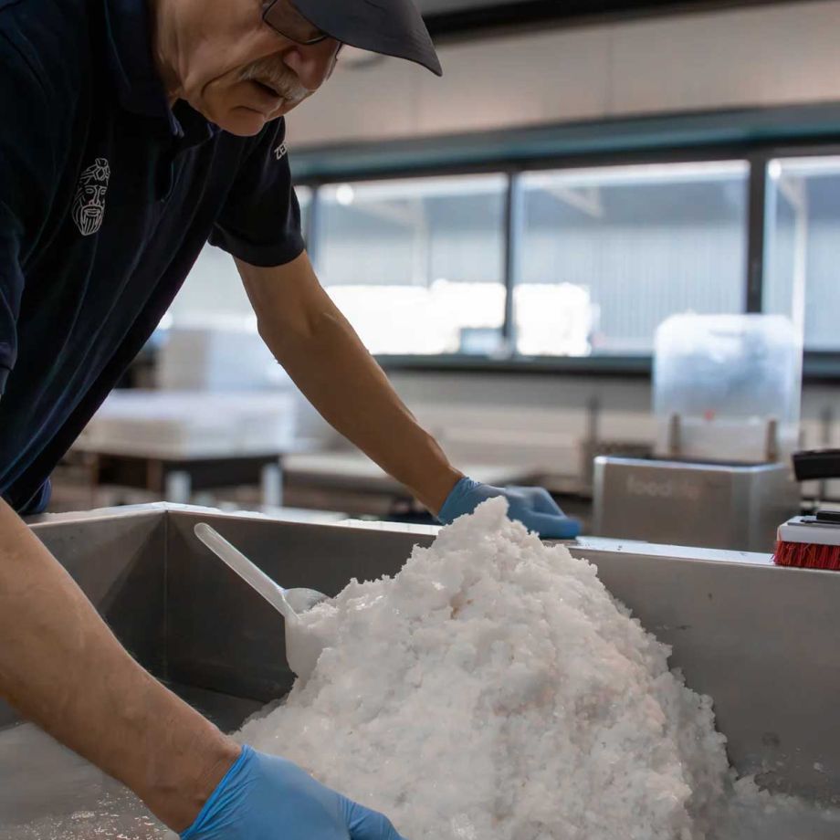 Zout maken zit al eeuwen in Zeeland. Zeeuwsche Zoute combineert dat ambacht met moderne techniek, in kleine producties.