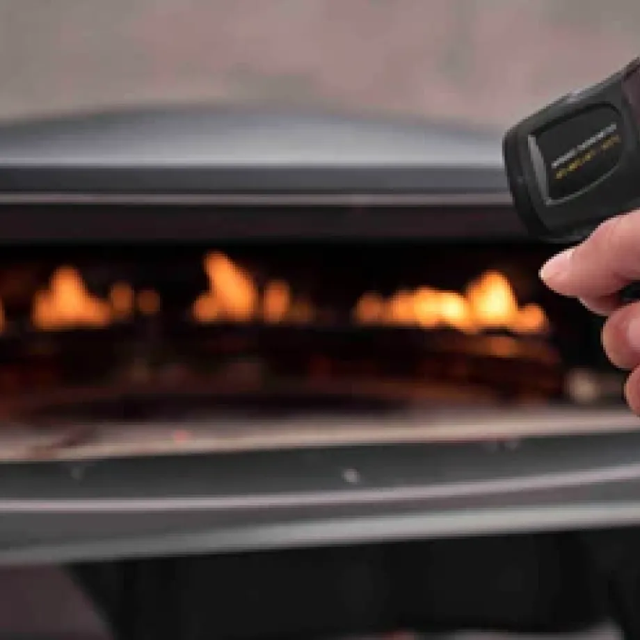 Dankzij de boosterbrander onder de pizzasteen bereikt de oven in slechts 15 minuten een temperatuur van 500 °C – klaar om te bakken wanneer jij dat bent.