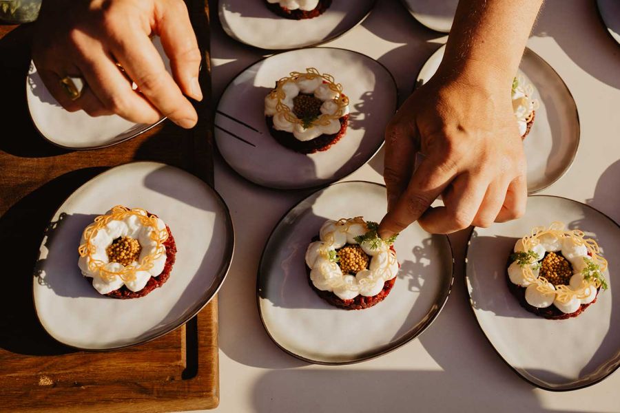 Chef Gijs maakt gerecht op tijdens sfeervolle BBQ bruiloft volledig ontzorgt