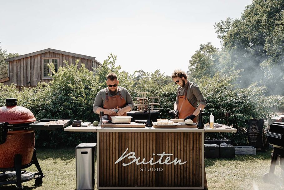 BBQ catering team van Buiten.studio op een bruiloft