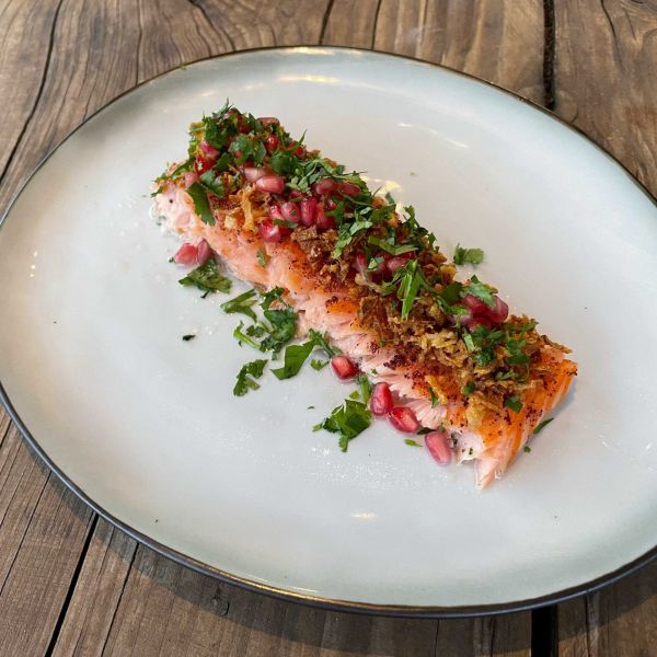 Warmgerookte zalm met sumak, honing en granaatappel