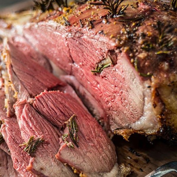 Geroosterde lamsbout van de BBQ