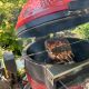 PiRO rotisserie met rack vlees in Kamado Joe