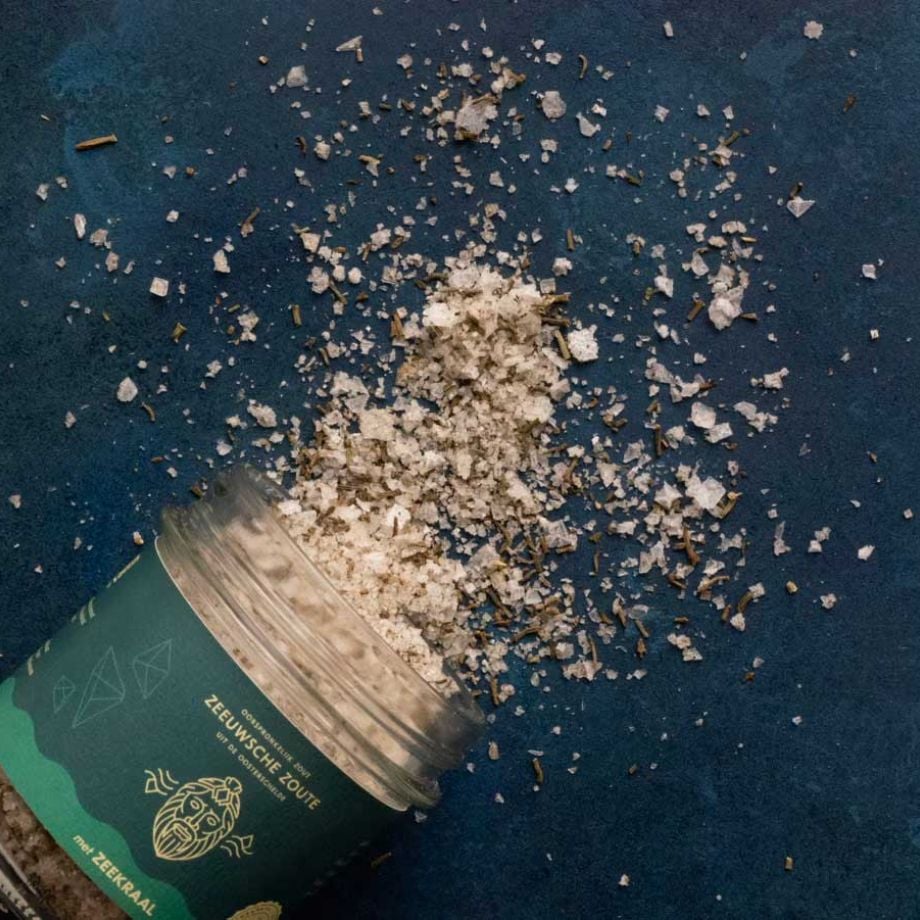 Zeekraal groeit op de Zeeuwse slikken. Gedroogd en door de vlokken gemengd krijg je de smaak van de kust in een pot.