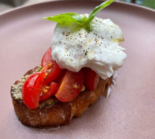 Bruschetta met tomaat, pesto en gerookte burrata