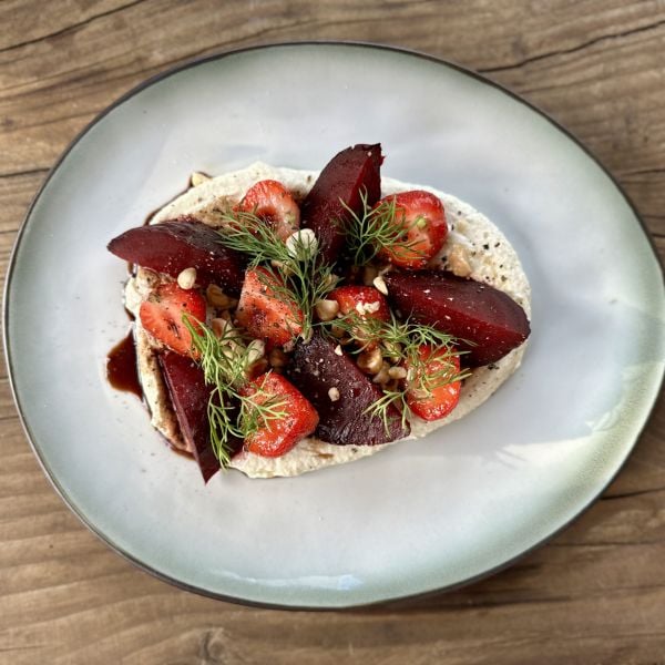 Gerookte bietensalade met aardbei