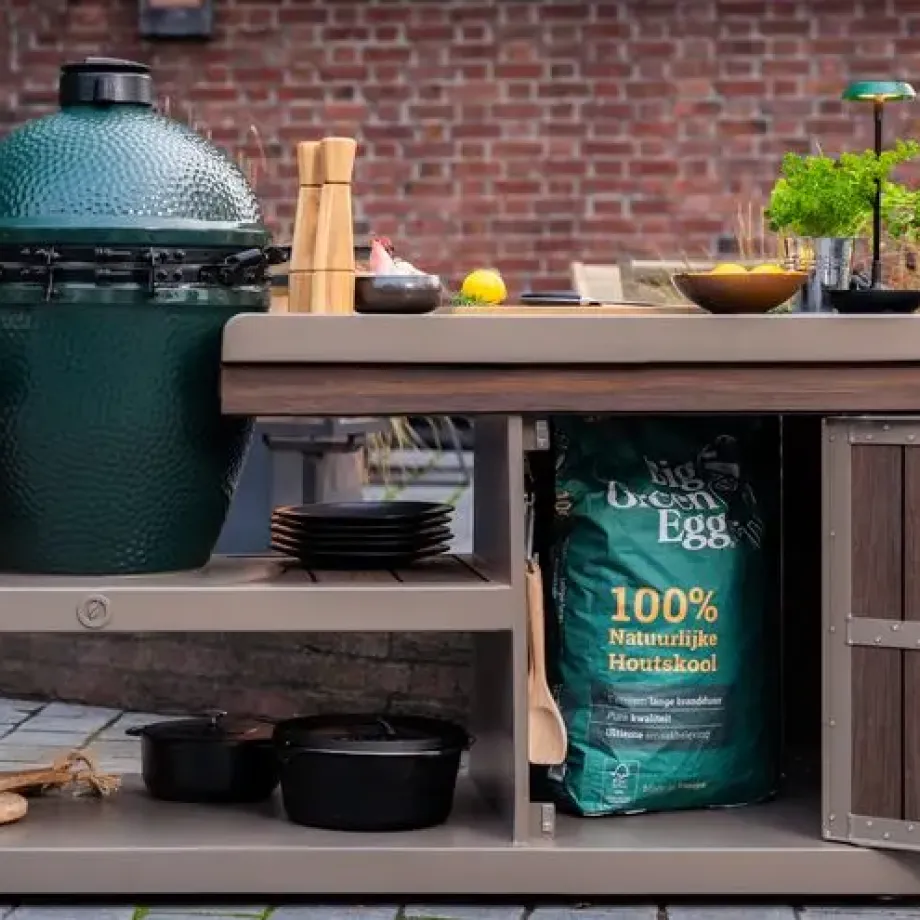 Gecoat aluminium blijft strak, ook als de keuken het hele jaar buiten staat.