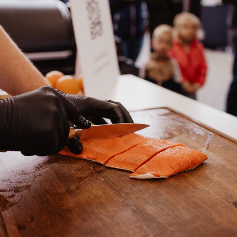 Zalm snijden op bestcharcoal snijplank 60x40