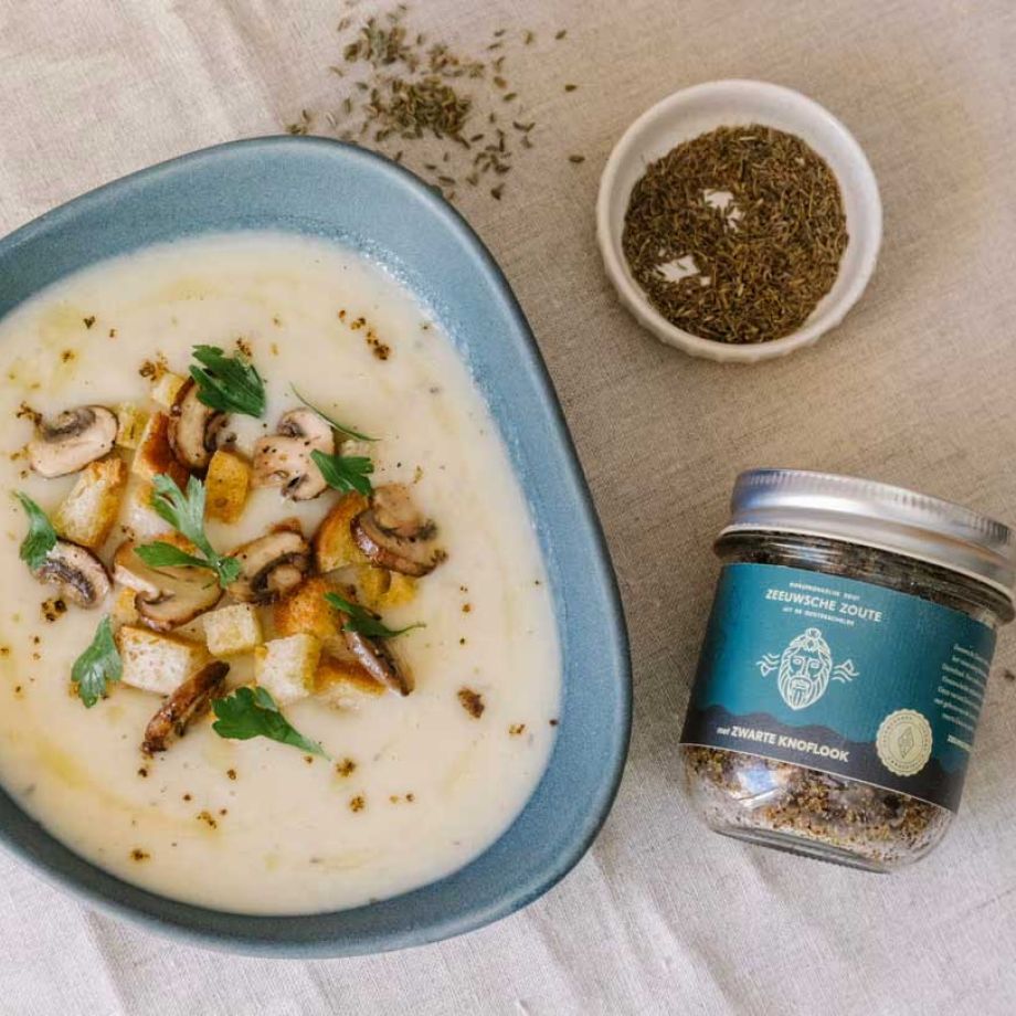 Knoflook die weken langzaam fermenteert wordt zwart, zoet en zacht. Gemengd met de zoutvlokken krijg je umami in strooivorm.