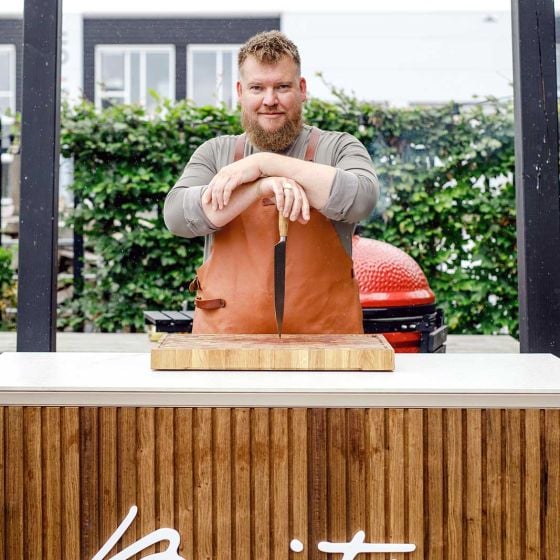 Chef Gijs van Buiten.studio bij buitenkeuken met werkblad van Ascale