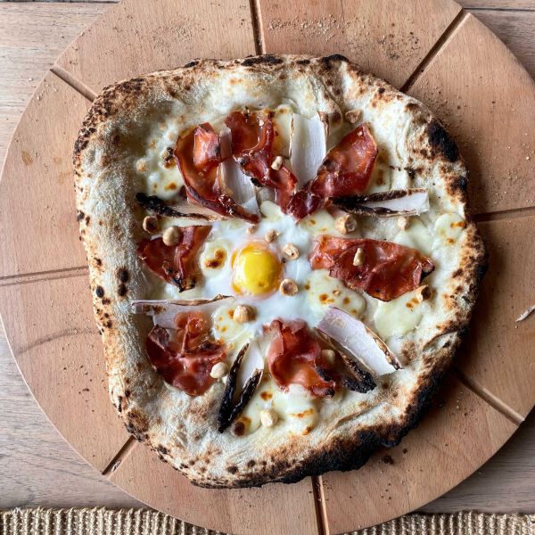 Pizza bianca met ei, speck en radicchio