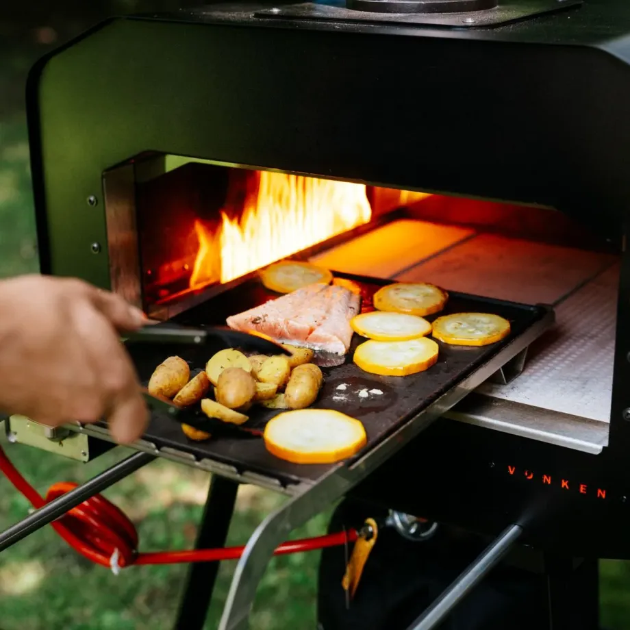 Geen gereedschap nodig. De module schuift in en uit via de uitschuifbare handgreep van de oven.