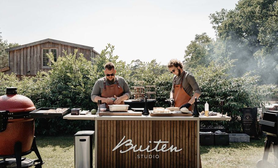 BBQ catering team van Buiten.studio op een bruiloft