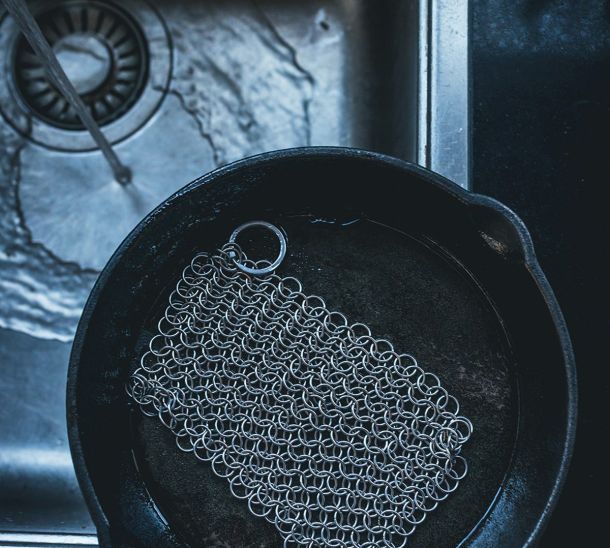 Gietijzer schoonmaken: waarom een chain mail scrubber onmisbaar is
